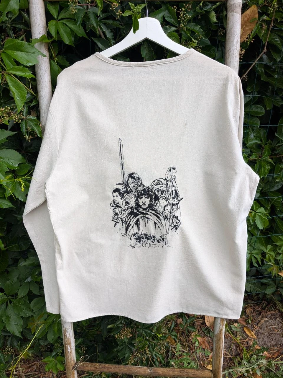 Camisa LOTR bordada a mano, pieza única – photo 5